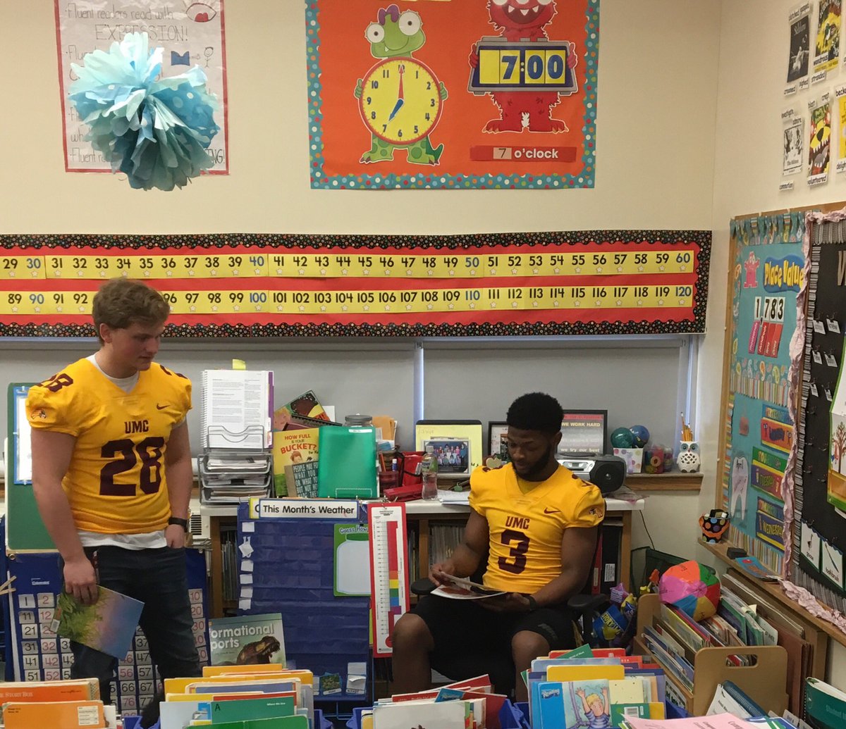 HottleJared's tweet photo. Had a great time getting out and reading at the elementary school to some future golden eagles! #SoaringTwenties #service #ReadKeys #ReadOption #Lit(erary) https://t.co/JbWDJWy7YT