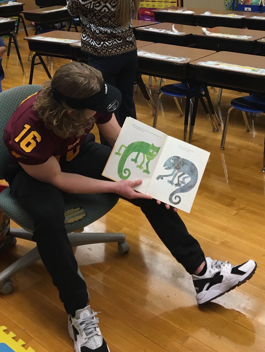 HottleJared's tweet photo. Had a great time getting out and reading at the elementary school to some future golden eagles! #SoaringTwenties #service #ReadKeys #ReadOption #Lit(erary) https://t.co/JbWDJWy7YT