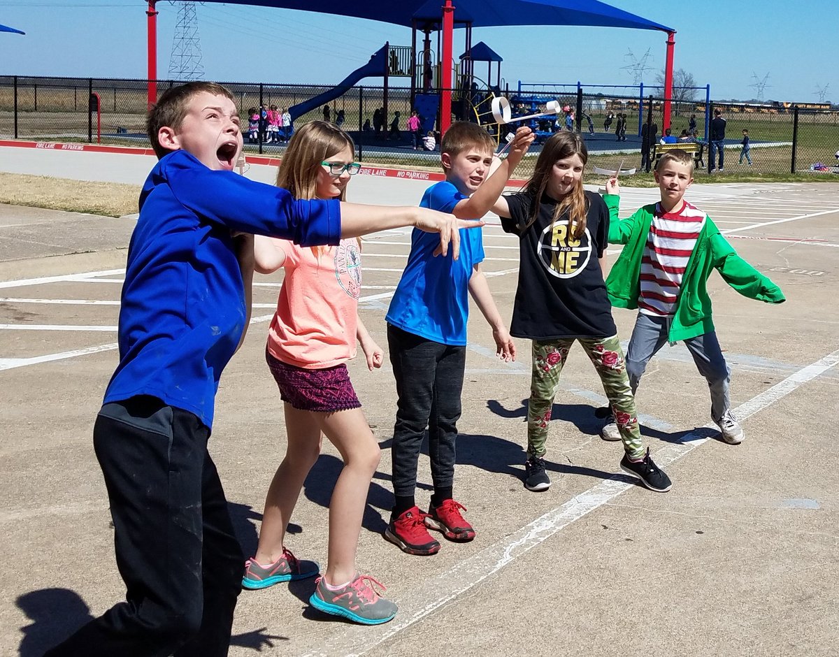 davis_stem's tweet photo. That time the 4th graders took advantage of the wind & made straw whirl-a-gliders. They were shocked at how far they traveled. π π©π¬ #RCISDJOY #TexasEdTuesday https://t.co/B4pG5EzlZm