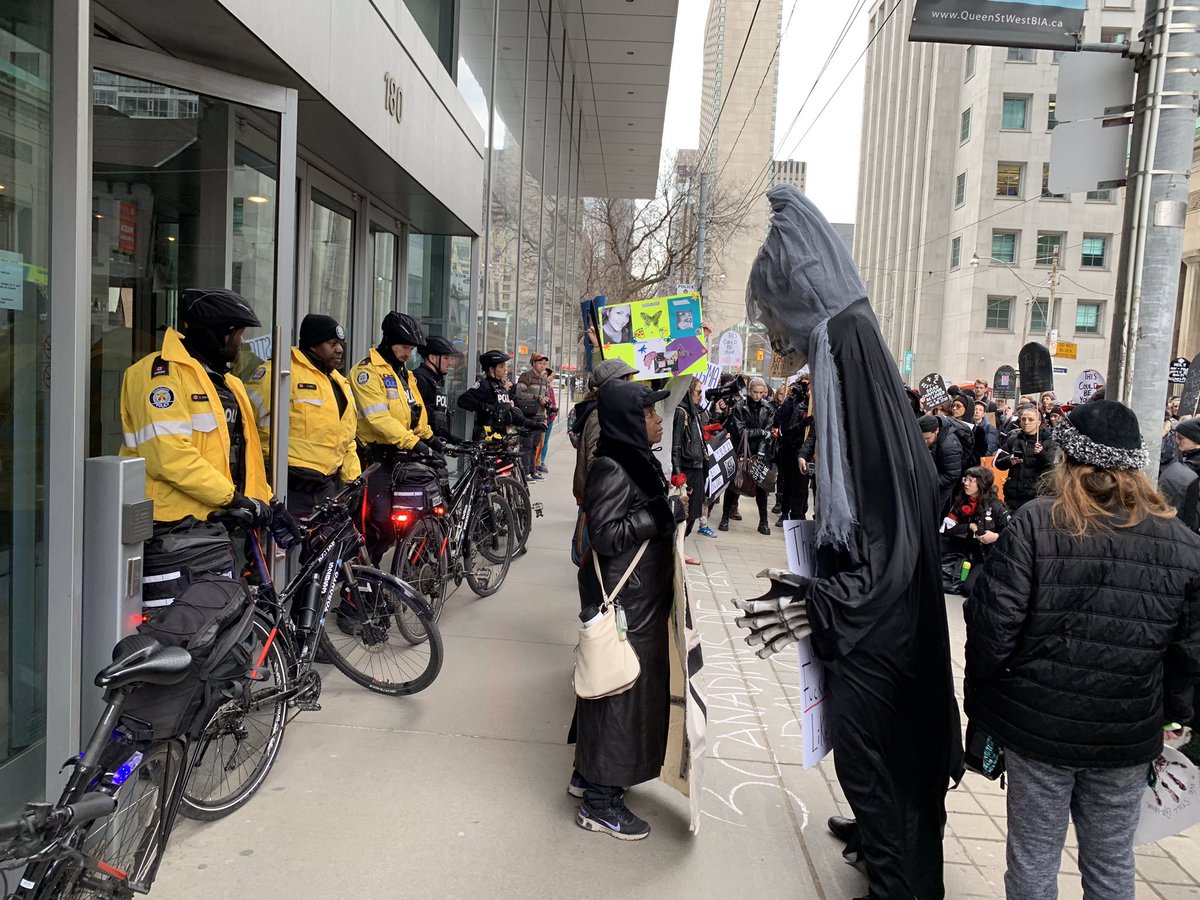TorontoOPS's tweet photo. This iconic image illustrates #HarmReduction
Activists/workers facing death while contenting with #criminalization of drugs and people who use them. #theytalkwedie #westillgrieve #wegrievethousands https://t.co/T9C14WtZrz