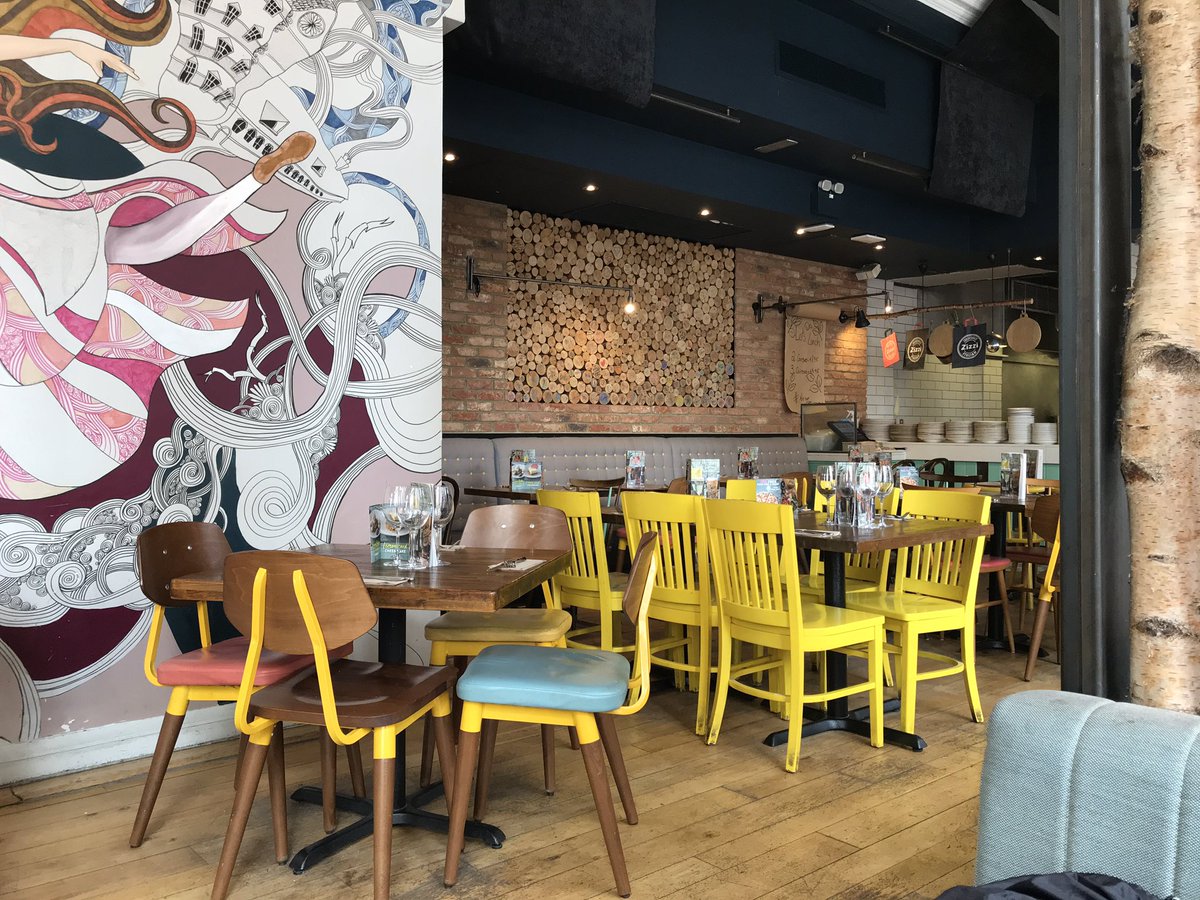 AlanFromLondon's tweet photo. Today I had lunch at @WeAreZizzi in @CoventGardenLDN. Great interior: warm and inviting. 💖

I totally recommend their 2 courses Lunch menu. 👍👍

I had 'Little Soul' Breads and this enormous Margherita Rustica Pizza, all for just £11.95. Yum! 🍞🍕😋

#ZizziGoodTimes #WeAreZizzi https://t.co/ky8P2dXDcx