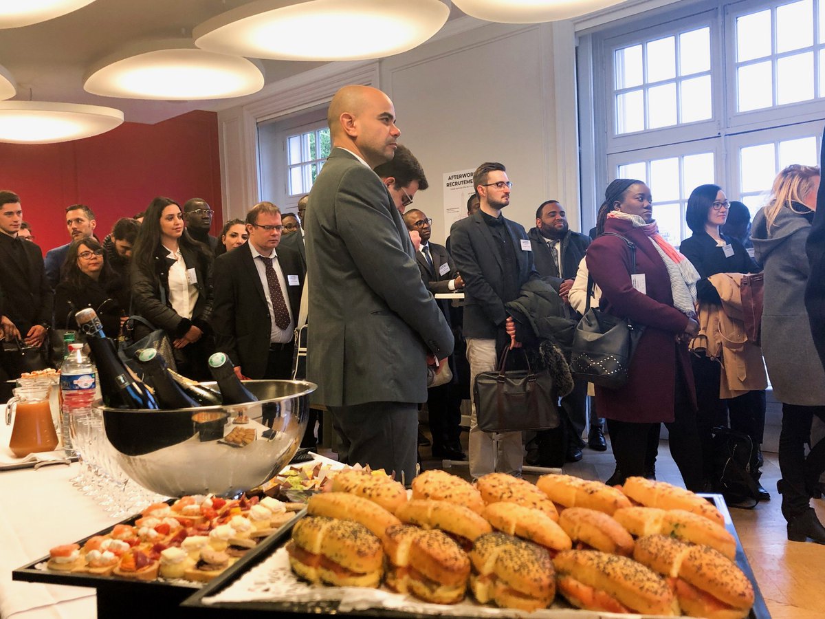 En direct de #Paris : Notre équipe est dans la capitale 🇫🇷 pour un Afterwork Recrutement face à la Tour Eiffel avec le <a href="/CA_IDF/">Crédit Agricole IDF</a>. Les jeunes sont venus décrocher un poste de Conseiller de clientèle 💼