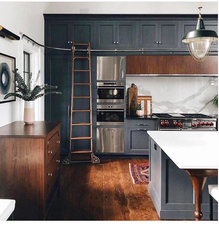 ecgoltz's tweet photo. #Home #inspiration :: I can‘t get over how gorgeous the mix of colors and materials are in this kitchen. Besides the obvious stunning blue cabinetry and wood floors... check out that range and the backsplash!! 😍 #homeinspiration #Realtor https://t.co/SqBSIfNZwP
