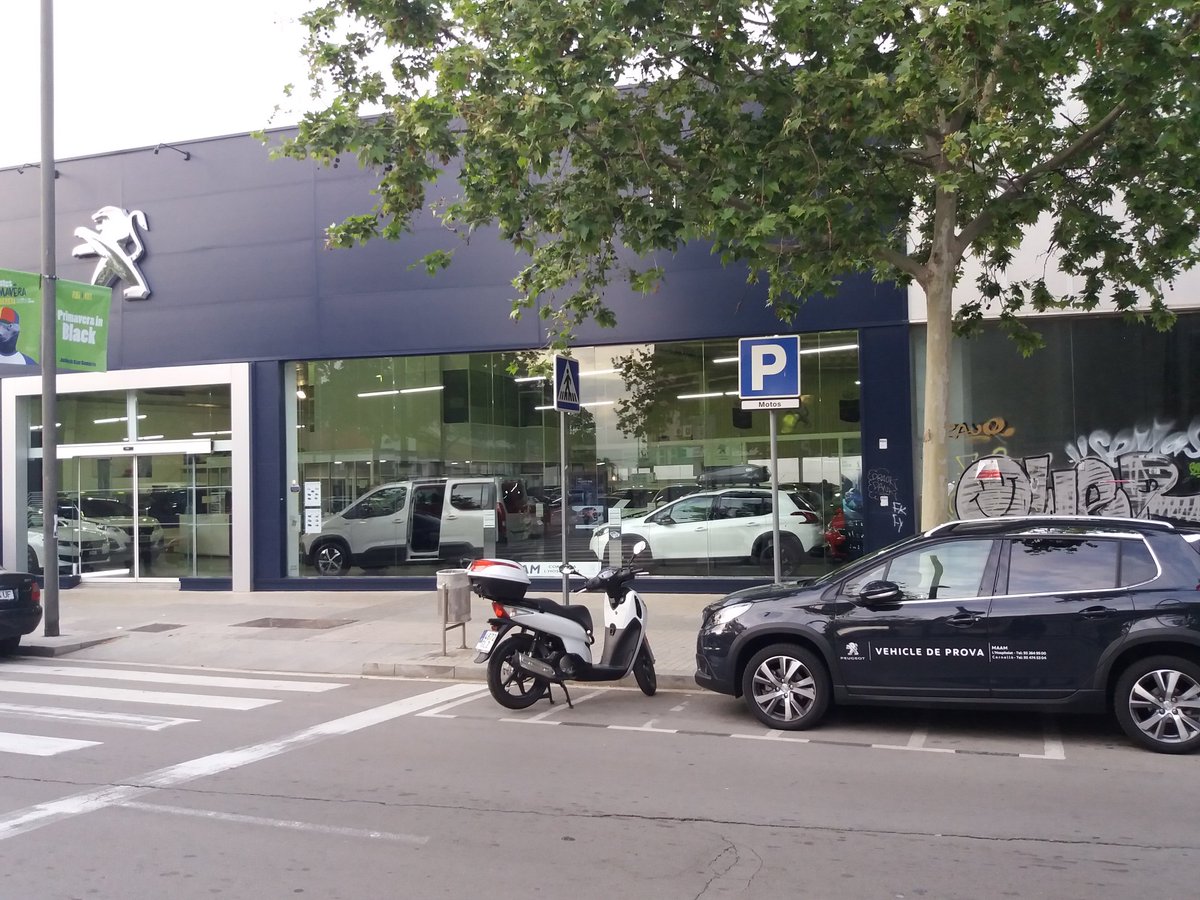 oscar_m's tweet photo. En #Bellvitge todos los santos dias (y el resto tambien) tenemos que aguantar que @PeugeotES aparque ilegalmente donde le de la gana utilizando el espacio público como su expositor de gratis. Hola @LHAjuntament ¿Pueden hacer alguna cosa? Hace años que pasa. #LHospitalet https://t.co/AaFURvbW9v