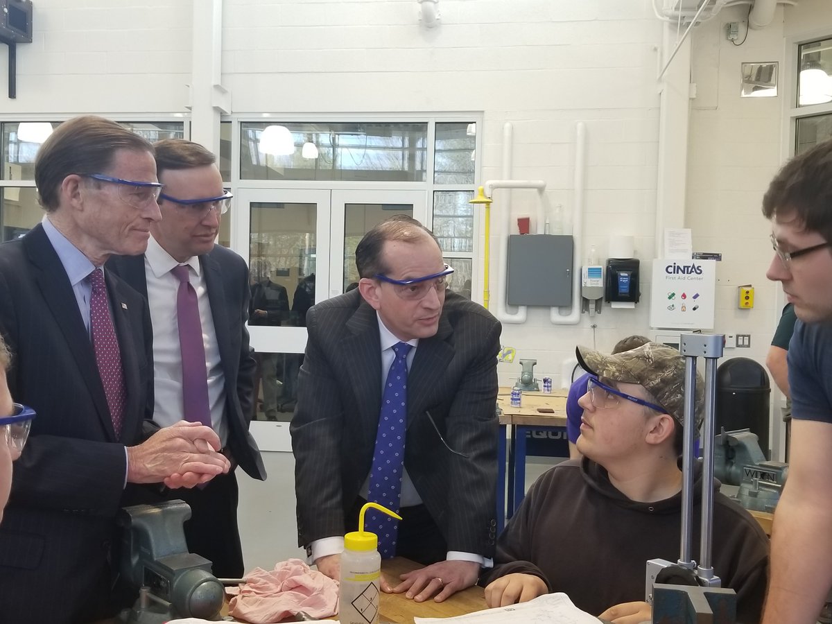 ctstateqv's tweet photo. Thank you @SecretaryAcosta @ChrisMurphyCT @SenBlumenthal CSCU President Mark Ojakian @ect_ewib for coming to the QVCC Advanced Manufacturing Center this morning. #advancedmanufacturing #makeithereCT @mfgnews @CSCUnews https://t.co/bi8oJ6jLY9