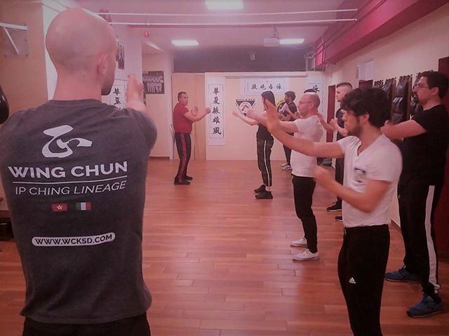 WCKSD's tweet photo. Improve your #abilities and #coordination.
#wingchun #school #lesson #martialartists #practice #skills #training #kungfu #sifugianlucafumarola #WCKSD #academy #milan #italy #photography #workoutroutine #selfdefense https://t.co/A586ENF6eF