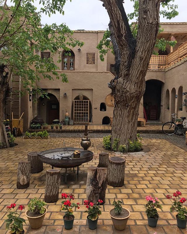 MehdiBahraami's tweet photo. تا وقتی اقامتگاه‌های بومگردی به این زیبایی هست چرا آدم باید پول هتل‌های پنج ستاره آنچنانی بده؟! اقامتگاه شب اول سفرمون به اصفهان https://t.co/hbr4JCNZ83