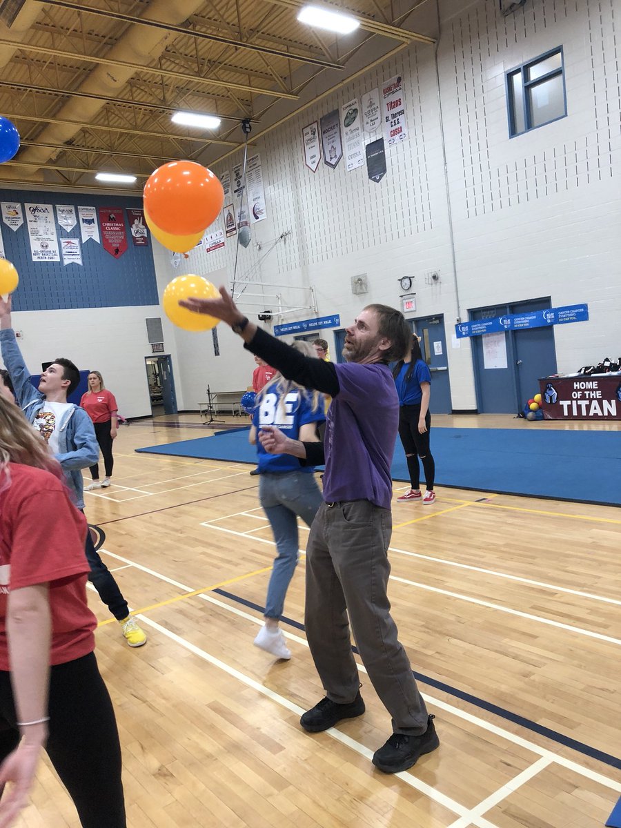 MsMcGillyALCDSB's tweet photo. Mr LaCroix keeping all the balls up #minutetowinit #relayrally @StTSecondary https://t.co/QElAjsz4sC