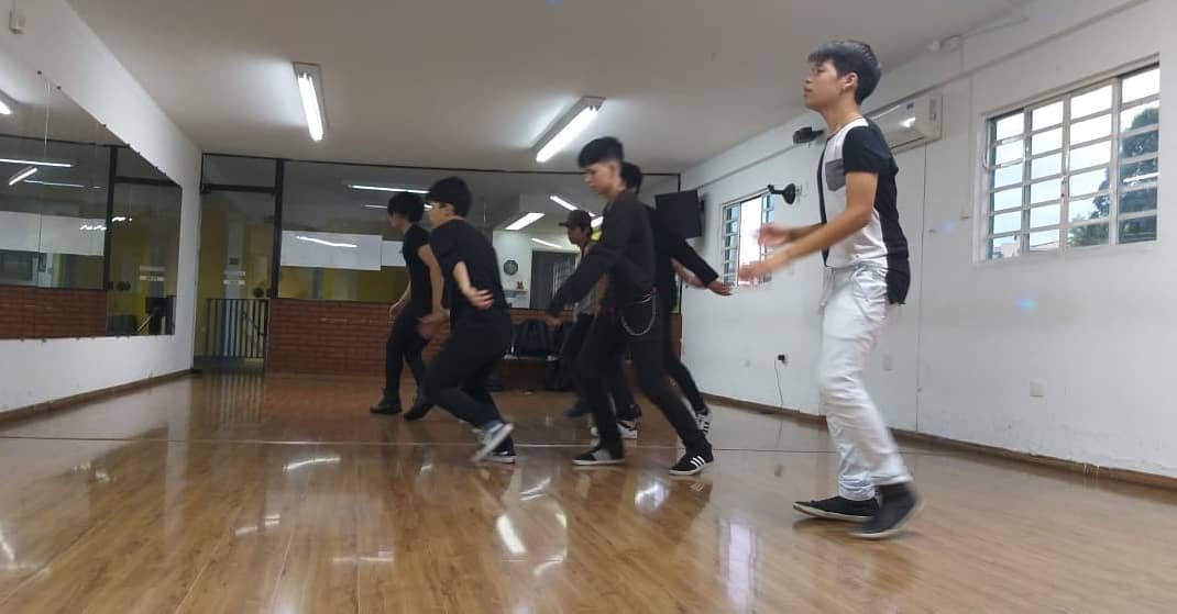 btscover_br's tweet photo. ENSAIO O Squad está dando duro nos ensaios... quem viu a live relâmpago? 

#btscover #kpopcover #danceroom #dancers #squadgoals #btsarmy #btsbrasil https://t.co/AW3BkXVJuB