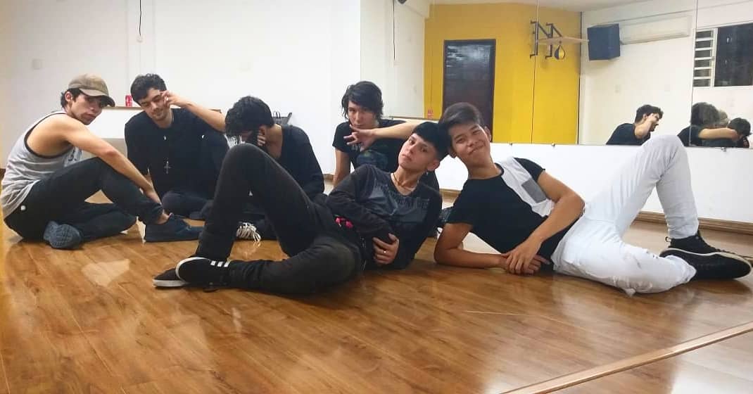 btscover_br's tweet photo. ENSAIO O Squad está dando duro nos ensaios... quem viu a live relâmpago? 

#btscover #kpopcover #danceroom #dancers #squadgoals #btsarmy #btsbrasil https://t.co/AW3BkXVJuB