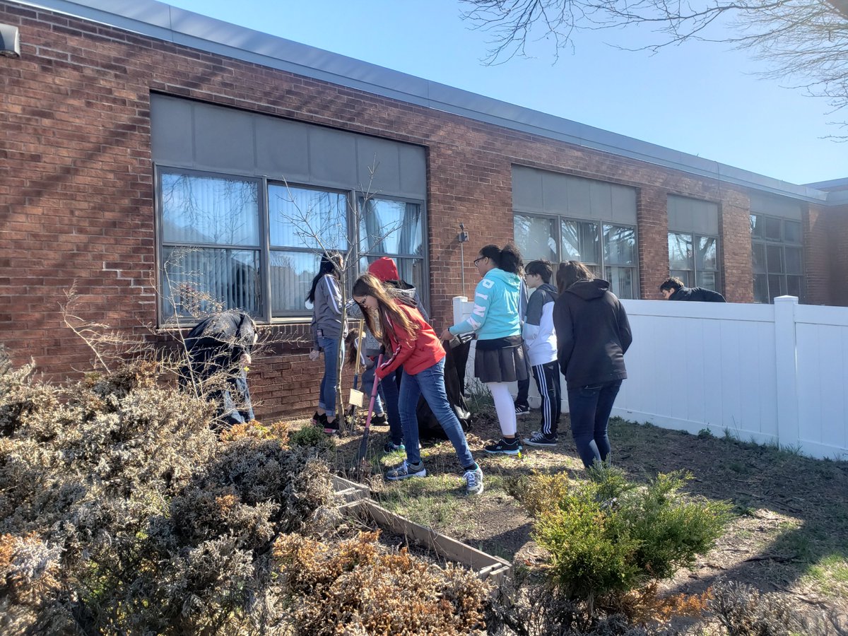 HazletonYWCA's tweet image. One of the Greatest Gifts You can give is your Time. Go MMI Prep School in Freeland Pa For MMI Community Services Project At The YWCA. Amazing job you guys. Thanks much!!!