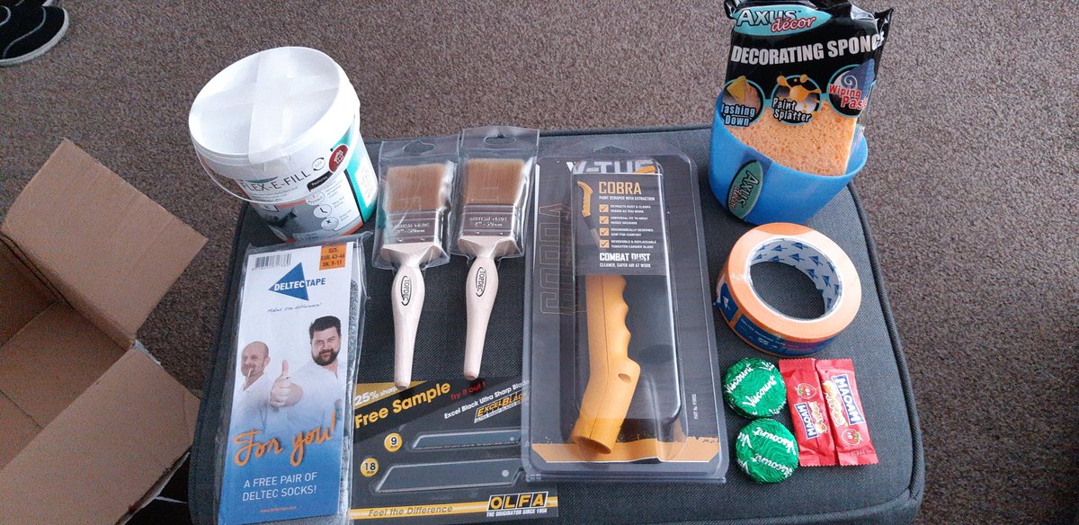 NTorranoHarling's tweet photo. Thanks again @topdecbrush for another great service and delivery. Finally got the @vtufproducts Paint scraper with extraction. @AxusDecor @OLFA_UK @deltectape @topdecbrush 2 inch #GoldPro brushes thanks for the samples and sweets Brian 🤗 https://t.co/UtyTVJCEbd