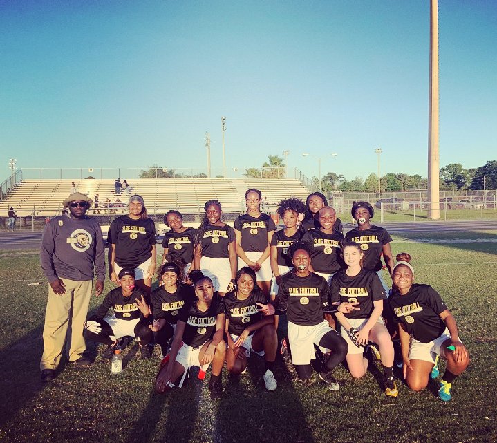 Oakleaf_Ath's tweet image. Congrats to our OHS Girl's Flag Football team winning 21-13 vs OP.

The Lady Knights close out the season at 5-3...
Go Knights..... 
Awesome job team and Coach B...

#OakleafBuilt