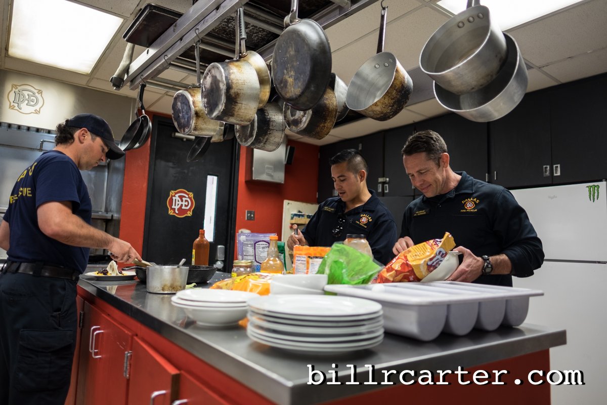 Billrcarter's tweet photo. Lunch time with an awesome crew. @ScannerRadioDFW @DallasFireRes_q #alwaysrollin #dallasfirerescue. https://t.co/FQYbVCiGdU