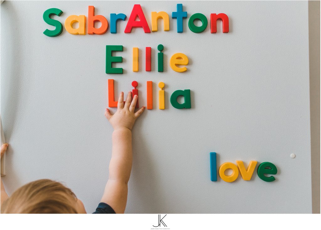 JohnKOOphotography.com | E feat. A, S, L |⁣
Big Sis adding little sis's name to the fridge list⁣...she's adorable!
#MontrealFamilyPhotographer⁣ #familyportrait⁣ ⁣ ⁣ #familyphoto⁣ #photodocumentairefamille #familyphotographer #kidsforreal⁣ #thefamilynarrative