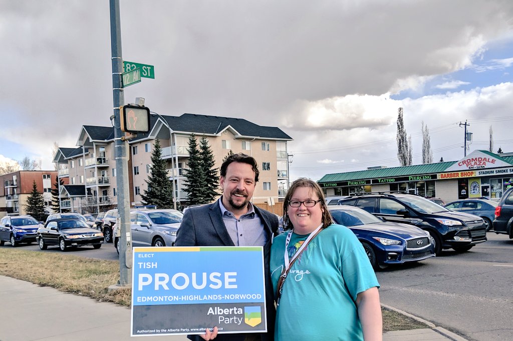 Chelsea stopped to tell Tish that she voted for him and the <a href="/AlbertaParty/">Alberta Party</a> at the advance polls last week. Thanks Chelsea! #abvote #yeg
#abpoli #ABelection