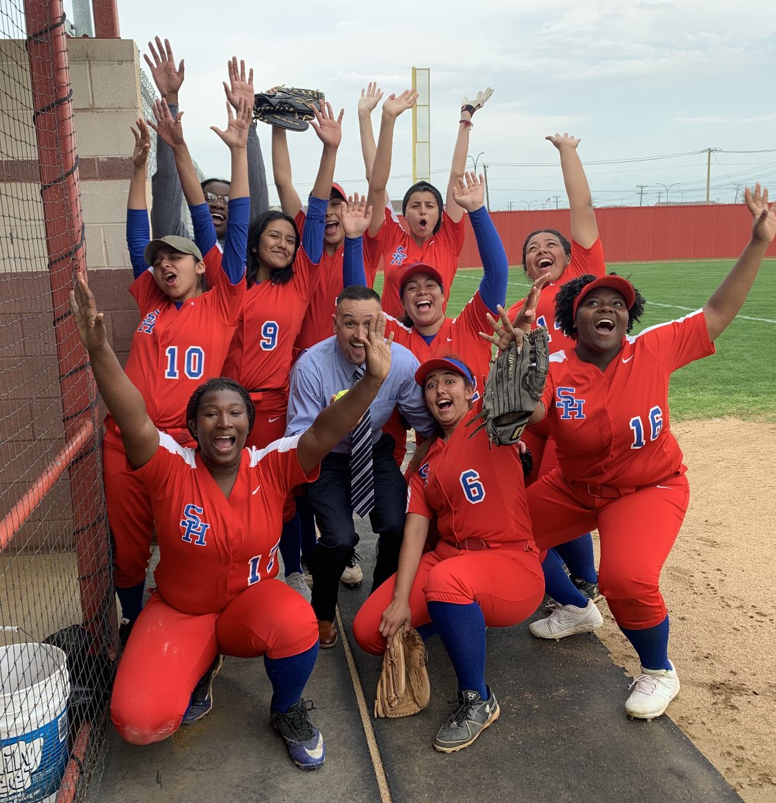 fabenavides's tweet image. My last @SHHSLadyTexans 🥎🥎#SeniorNight @Shhsco19 🎓🎓 #ProudPrincipal #SamPride