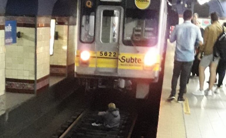 puellaok's tweet photo. Hoy una jubilada intentó suicidarse en el subte. Por suerte la conductora pudo frenar a tiempo. Cuando la rescataron, la señora dijo que lo hizo porque no tiene para comer ni para comprar remedios. Hay que parar el ajuste. Si es por ellos, no paran hasta vernos muertos a todos. https://t.co/a3Abg5yIu6
