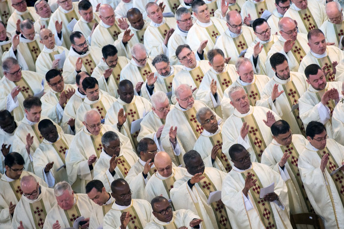 catholicEW's tweet photo. #PictureOfTheDay from #ChrismMass in #WestminsterCathedral
#holyweek2019 #London
#priests #priesthood #holyoils #HolyWeek #catholicchurch #CatholicLondon https://t.co/PCeNQ7oz35