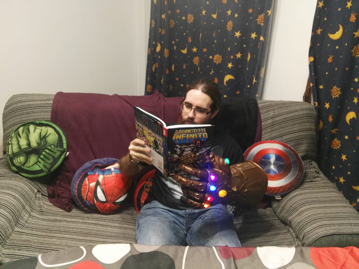 MuerteSR's tweet photo. Pues nada, aquí leyendo el libro de instrucciones para hacer polvo a los que hagan spoilers de Endgame @StripMarvel #NoSpoilers #SpoilersNoGracias #SinEspoilers #InfinityWar #infinitegauntlet #EndgameSinSpoilers #Endgame https://t.co/z4J059hx0C