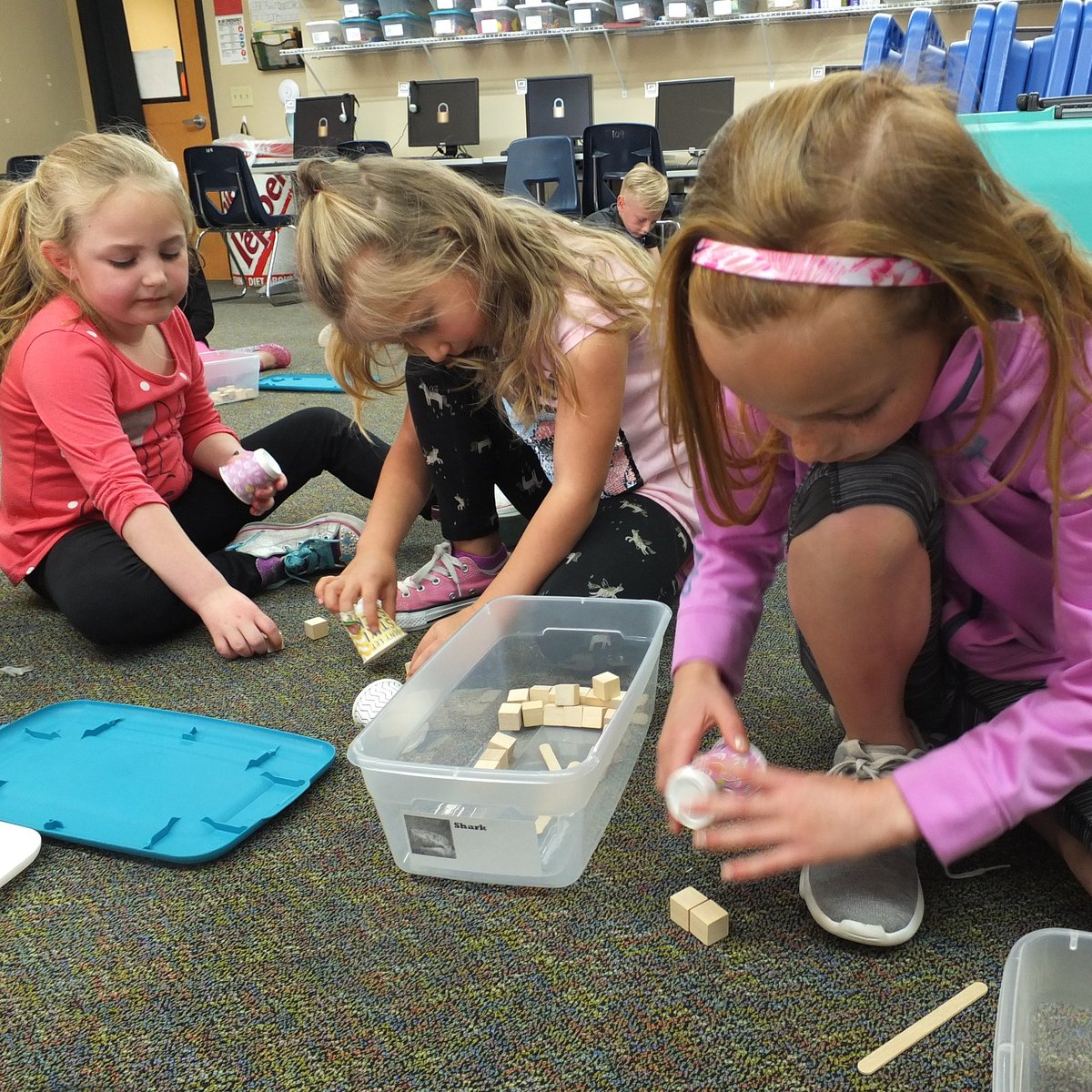 newvisionstem's tweet photo. Kinders learned balance using wooden blocks, craft sticks and Dixie cups. Thanks for the idea @FrugalFun4Boys https://t.co/19uUaBRKKz