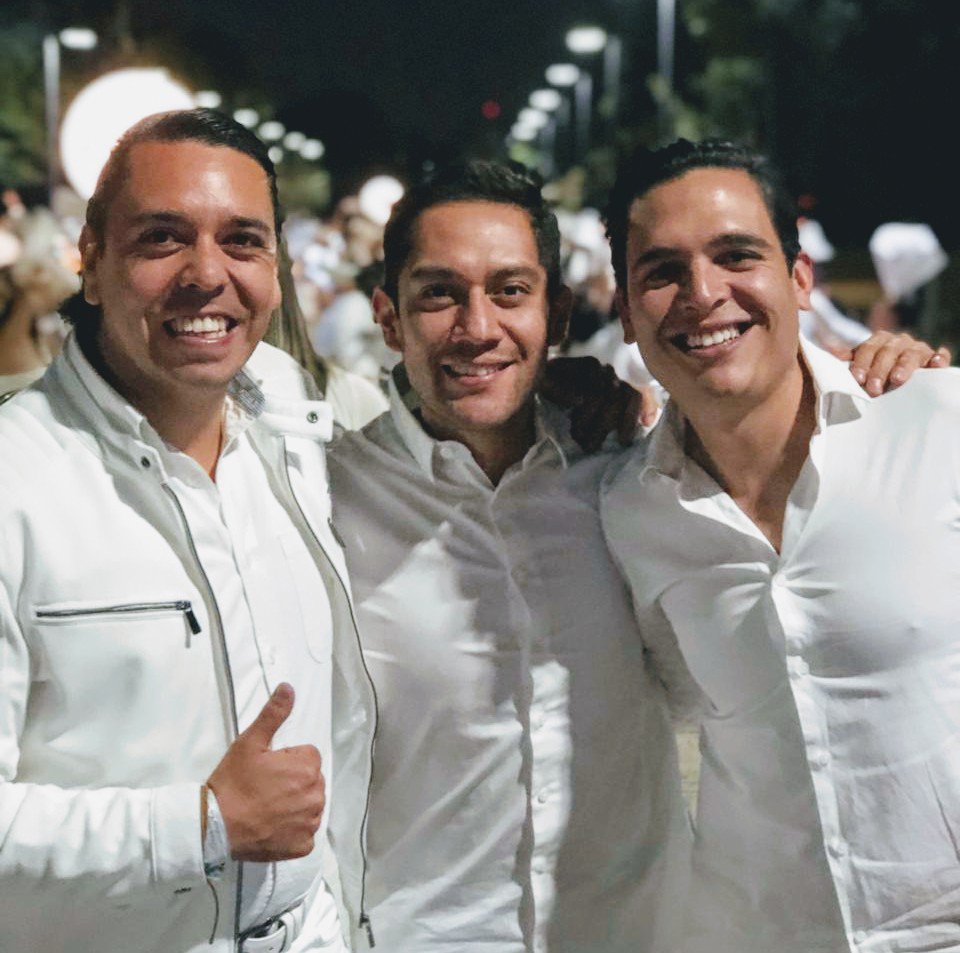 pepefahara's tweet photo. Excelente #dinnerenblanc https://t.co/KiQdRMq3Pi