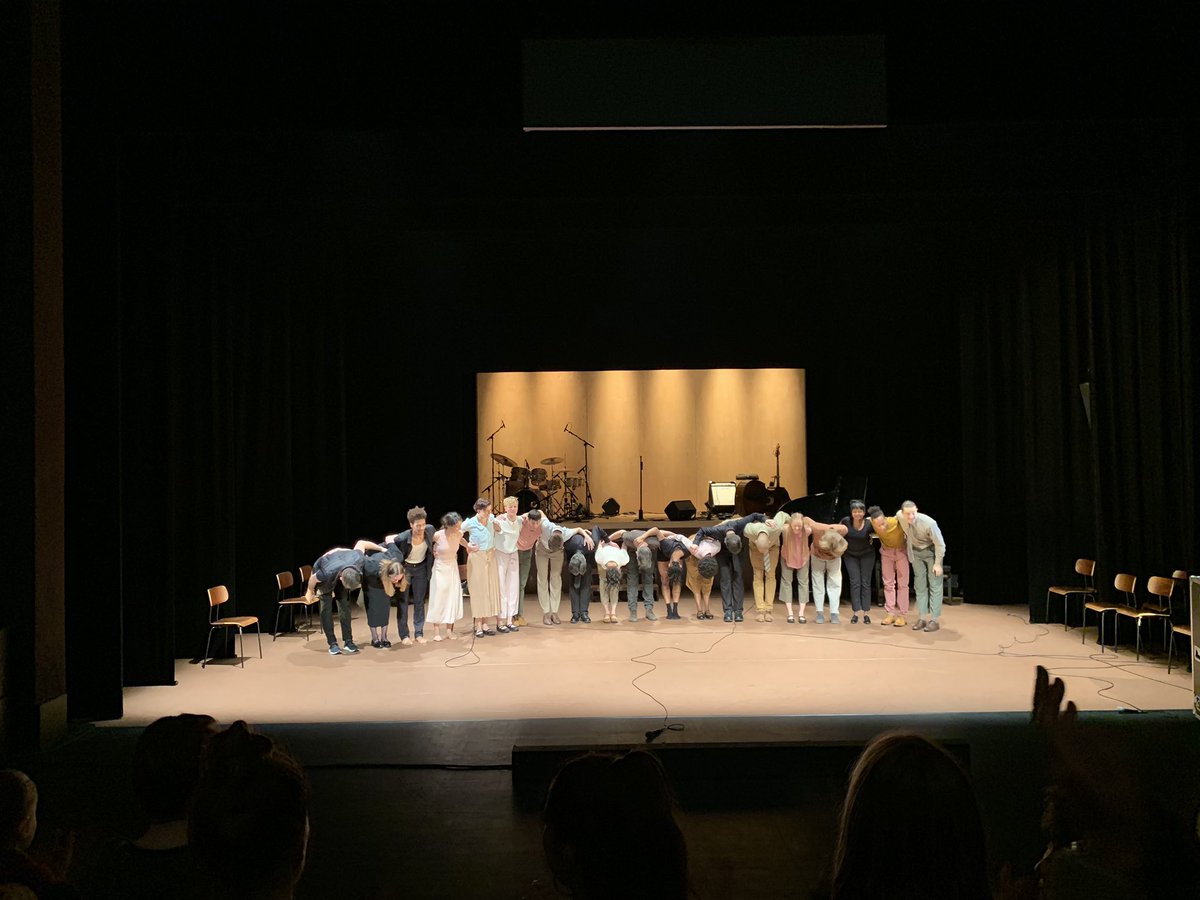 Standing Ovation pour #BenDuke et le #BalletRambert au #ThéâtredesAbbesses. Totalement géniaux ces jeunes danseurs anglais ! 💙💙💙