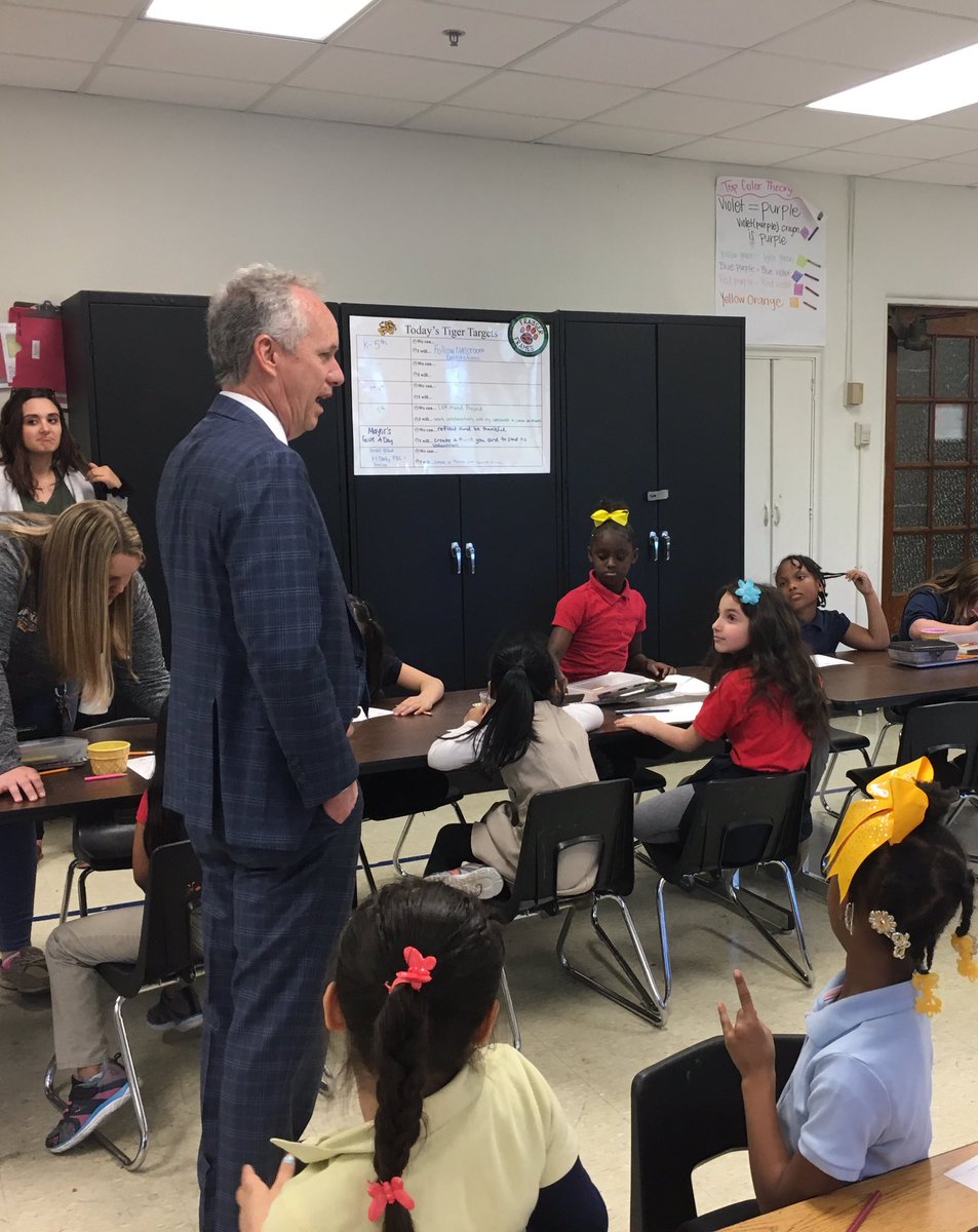 FrayserTigers's tweet photo. Thank you @louisvillemayor for visiting our Frayser Tigers! @GiveADayLou #FrayserTigersROAR 🐯💚 #TogetherIsBetter https://t.co/eZTMloBGil