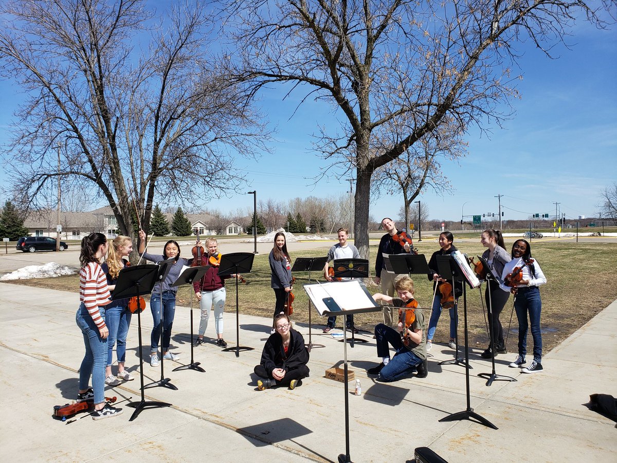 191Strings's tweet photo. The 8th grade @MetcalfMiddle Orchestra took advantage of the MN heatwave! They had a great time playing some Bach and Smoke on the Water outside. #mnmusicians #shouldhavetapedourmusicdown  @RahnArtsTech @ISD191 https://t.co/1HTtmDziK6