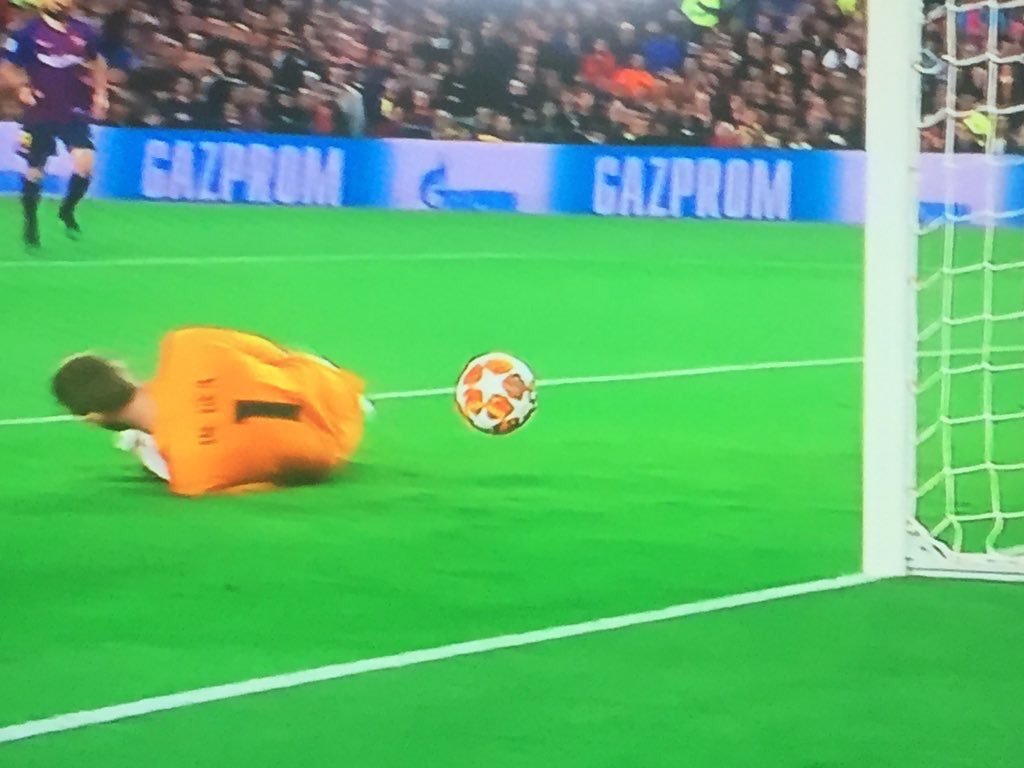 SanCadilla's tweet photo. Digan lo que quieran, pero el Pikolín Palacios jamás cometió un error así de grosero en la Champions League https://t.co/LVgpaEqHgV