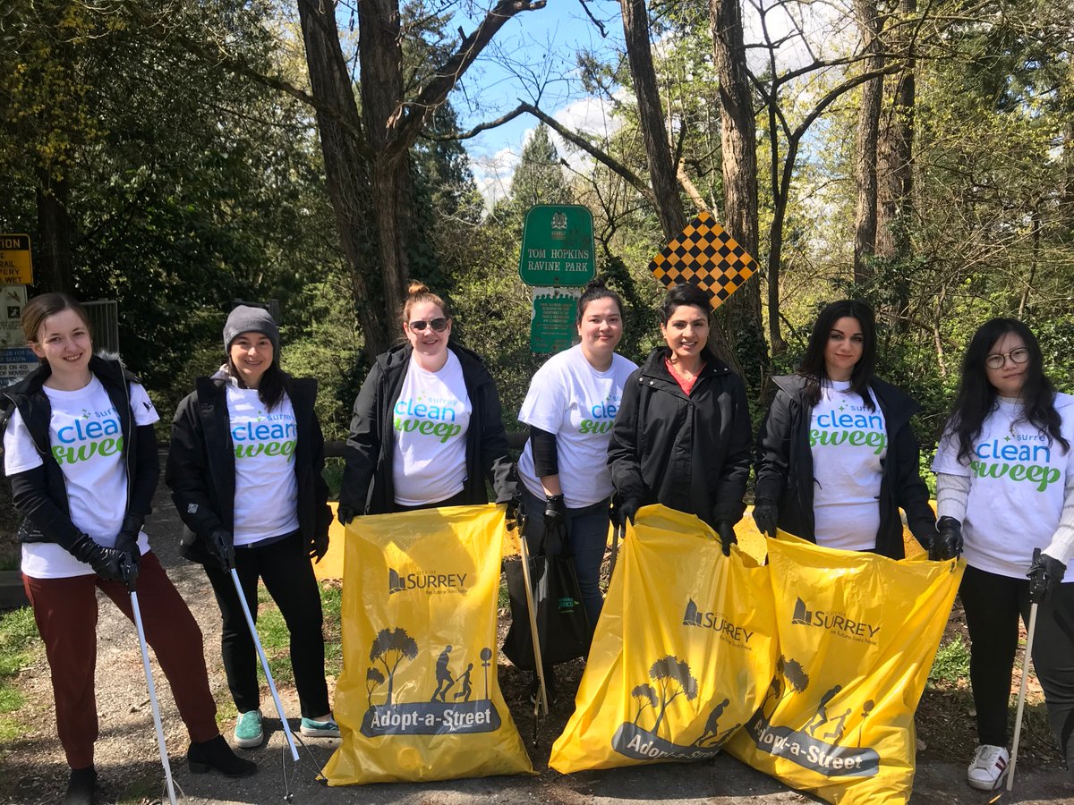 Williams_Mach's tweet photo. Our WE Care Committee gathered together to help clean Tom Hopkins Ravine Park! A great way to appreciate and protect our local parks and environment together, and for the future. @CityofSurrey #trashtag #SurreyCleanSweep #CleanCanadaTogether #WilliamsMachinery #SurreyBC https://t.co/Hd5MIF5264