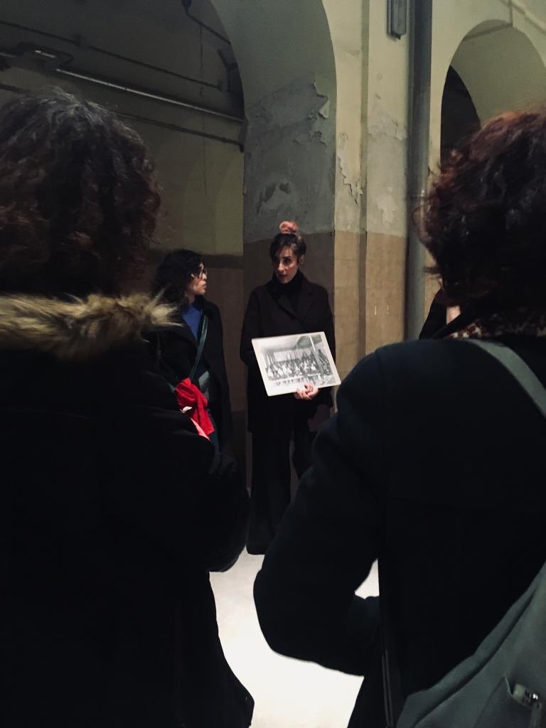 IntermediarteC's tweet photo. El viernes pasado asistimos a uno de los recorridos urbanos organizados por @CiudaDistrito @LaLiminal . Nos contaron la historia y la vida de las cigarreras de Lavapiés. Un plan #recomendado https://t.co/bUZknawezo