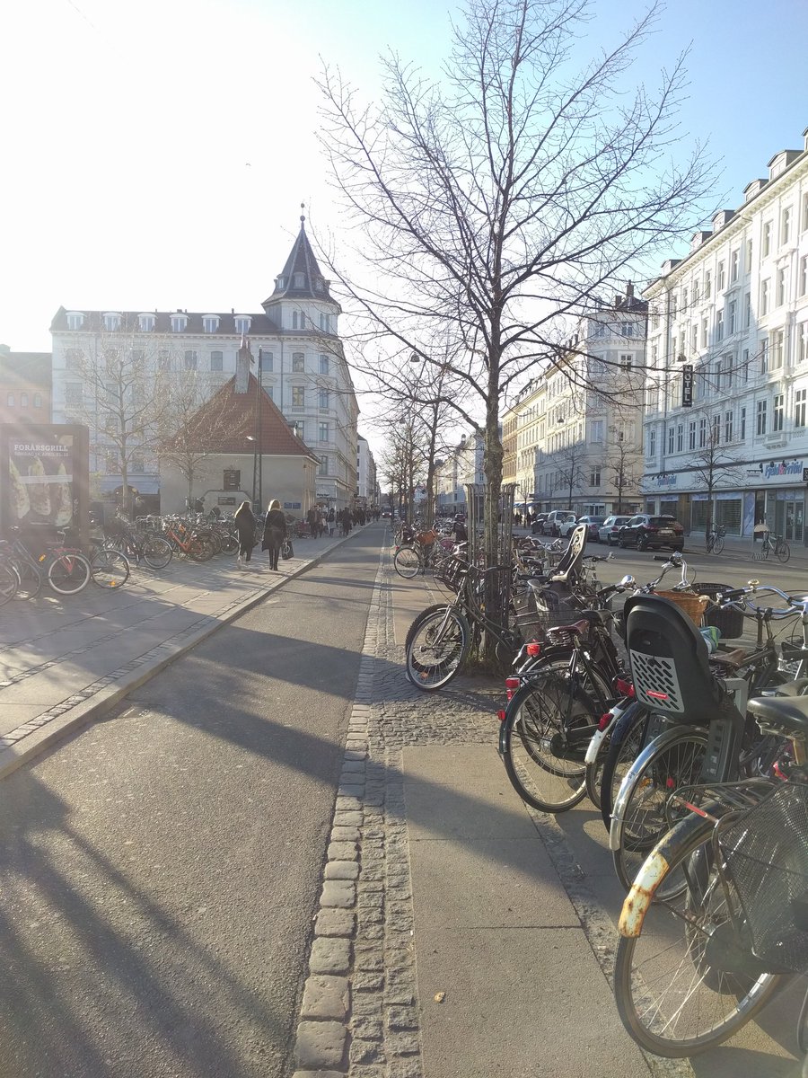 chris_moonm's tweet photo. Trains, bikes and green spaces in #Copenhagen 🇩🇰🚆🚴‍♀️🏞️ https://t.co/ASrnvUfNt9