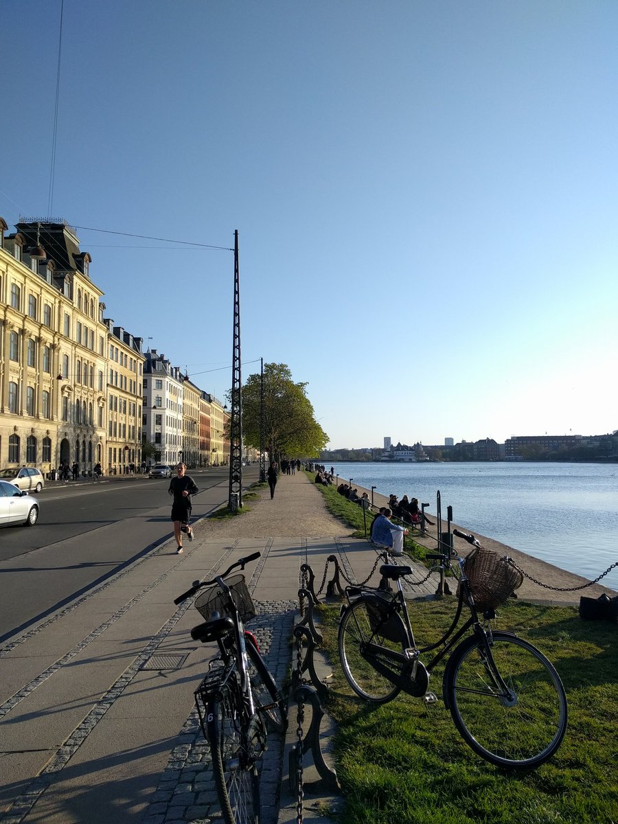 chris_moonm's tweet photo. Trains, bikes and green spaces in #Copenhagen 🇩🇰🚆🚴‍♀️🏞️ https://t.co/ASrnvUfNt9