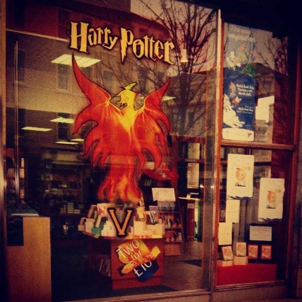 16 years ago was my first ever window commission...100% airbrushed!
Pretty sure it was one of the 1st Harry Potter 'Street Art' pieces around... #harrypotter #orderofthephoenix #art #airbrush #streetart #bookshop #dundee #dundeestreetart #dundeeart #scottishart #scottisharti…