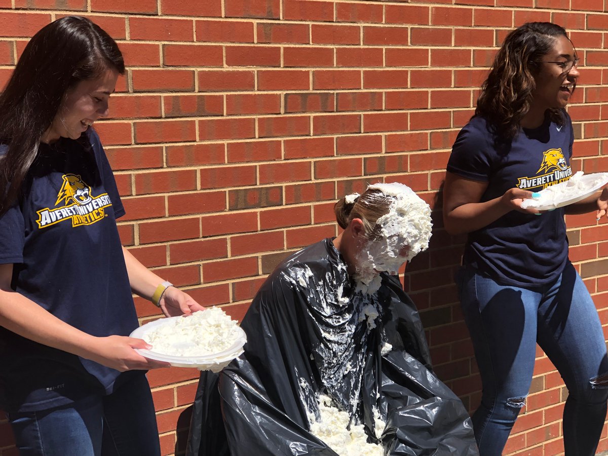 AverettU1859's tweet photo. Success! Poor Emma! haha @AverettUCougars @AverettSAAC #PenniesforaPurpose #CoinsForCancer #NickPriceFoundation https://t.co/PgABSTbUQk
