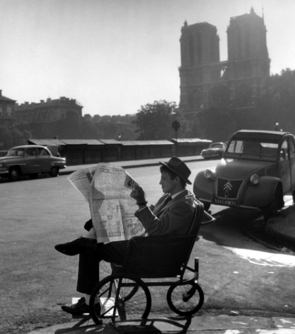 CineMarfa's tweet photo. Jean-Paul Belmondo taking a break during the filming of Breathless, 1959

#Paris #NotreDame #NotreDameDeParis #Breathless #Godard #Belmondo #ABoutDeSouffle https://t.co/IVtiZAPWGC
