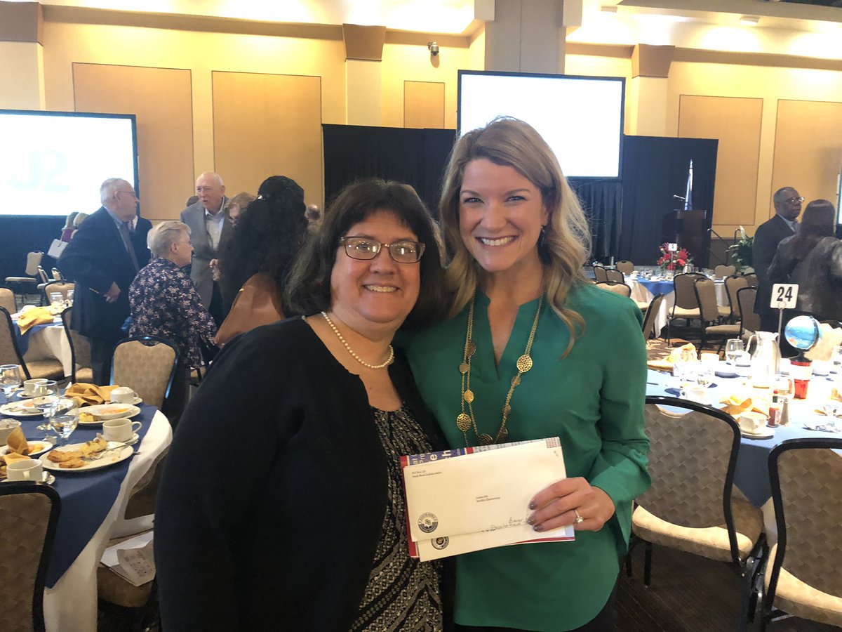 laurautz1's tweet photo. Many thanks to the South Bend Education Foundation for hosting the Great Friends of Schools Breakfast this morning! Mrs. Jasper and I are the recipients of grants that will benefit students @DardenSBCSC and we couldn’t be more grateful! ❤️ @pkarban7 @SouthBendCSC #TeamSouthBend https://t.co/dp43di4ewa