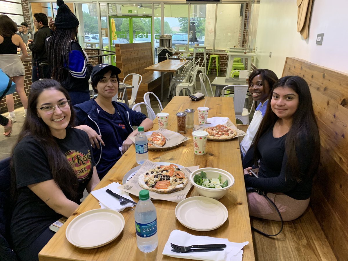 UTSA_ALD's tweet image. Today, we remember our Urban Bricks Fundraiser and admire the delicious meals we enjoyed 😍🤤🍕 

#utsa #utsaald #ald #utsa22 #pizza #urbanbricks #fundraiser #alphalambdadelta #classof22