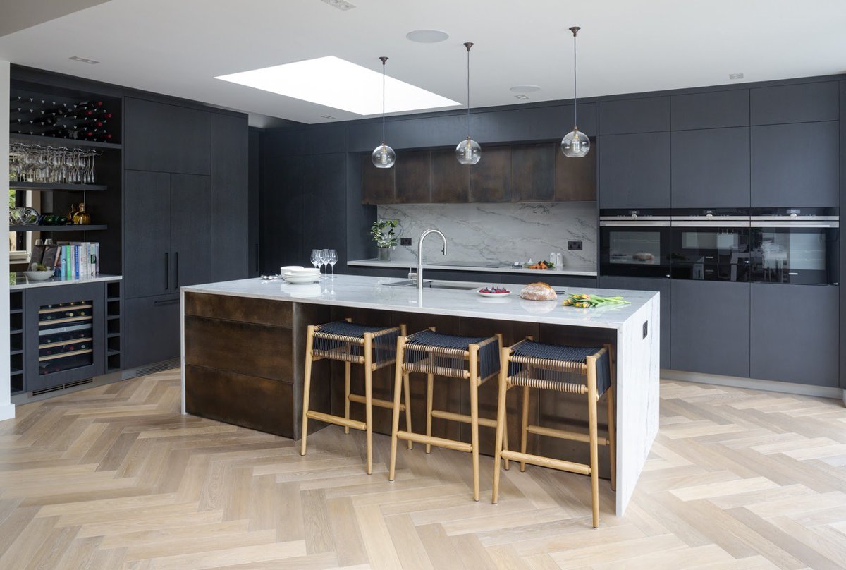 Brushed Oak Cabinets Contrasting with Quartz Calacata Stone and Metallic Panels Create A Sleek and Sophisticated Design. What’s your favourite design feature in this kitchen? #point5kitchens #bespokekitchen #modernkitchen #metallickitchen #calacatta #KitchenDesign #luxurykitchen