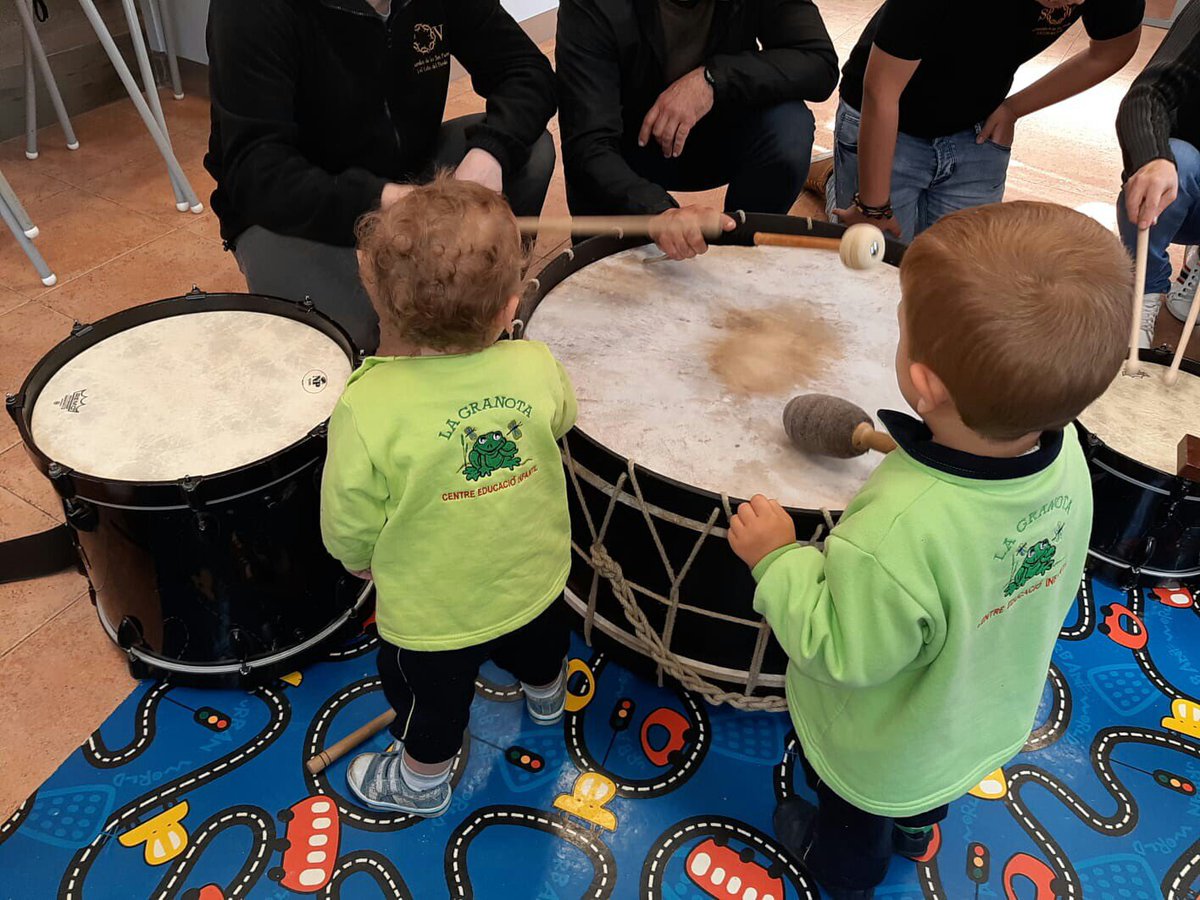 SetParaules's tweet photo. Hui hem tingut una masterclass de percusió de setmana santa en els xiquets de l’escola infantil la granota.
Transmitint tradició als nostres menuts! #SSantaTorrent19 @SSantaTorrent @SepulcroTorrent @elprendimiento @lasprovincias @LevanteEMVHorta @FazTorrent @Jesusanedrin https://t.co/rdfh94GEL2