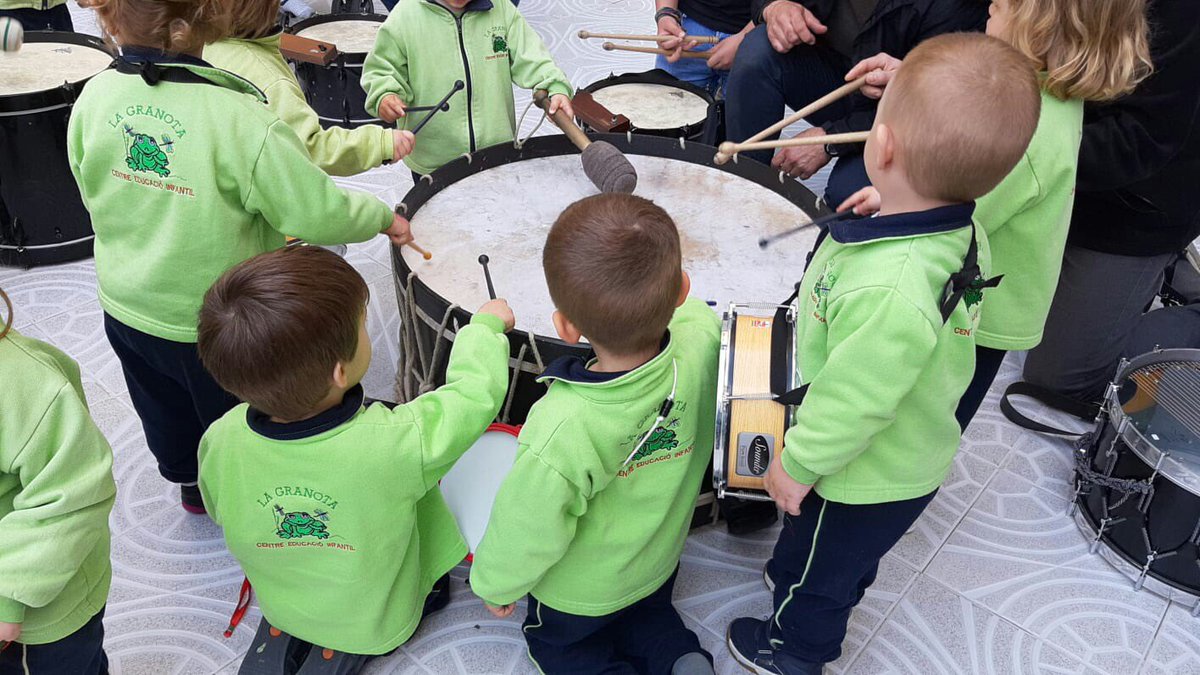 SetParaules's tweet photo. Hui hem tingut una masterclass de percusió de setmana santa en els xiquets de l’escola infantil la granota.
Transmitint tradició als nostres menuts! #SSantaTorrent19 @SSantaTorrent @SepulcroTorrent @elprendimiento @lasprovincias @LevanteEMVHorta @FazTorrent @Jesusanedrin https://t.co/rdfh94GEL2