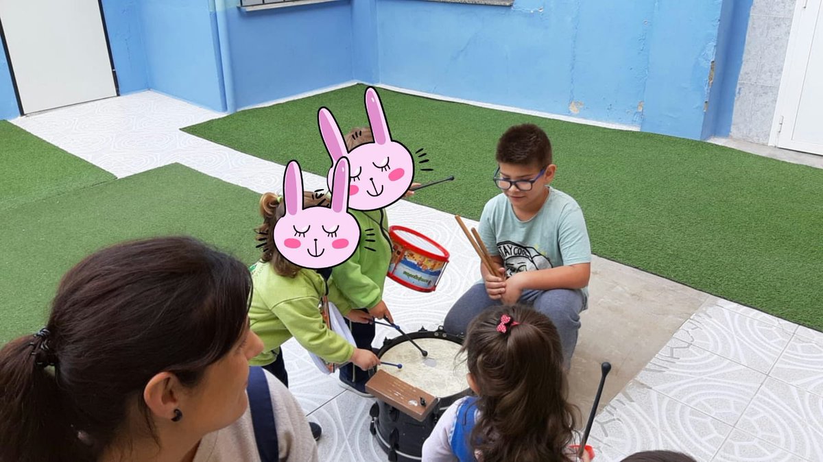 SetParaules's tweet photo. Hui hem tingut una masterclass de percusió de setmana santa en els xiquets de l’escola infantil la granota.
Transmitint tradició als nostres menuts! #SSantaTorrent19 @SSantaTorrent @SepulcroTorrent @elprendimiento @lasprovincias @LevanteEMVHorta @FazTorrent @Jesusanedrin https://t.co/rdfh94GEL2