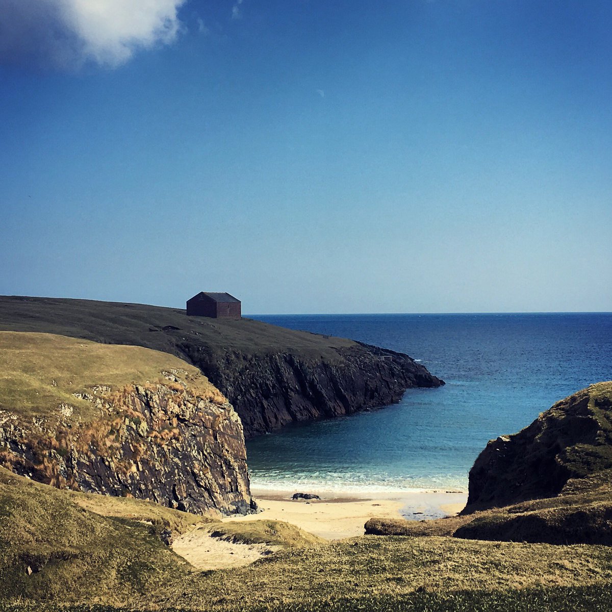 You will pass this stunning picturesque cove - Port Stoth - on the final mile before you reach the Butt of Lewis on the #thehebrideanway cycling route!

#outerhebrides #visitouterhebrides #westernisles #igscotland #beaches #bays #coves #cycling #cyclingroute #isleofLewis