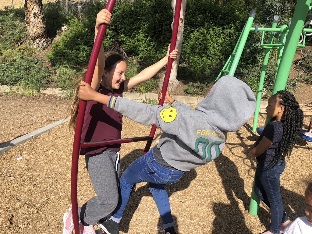 LOMA_ESS's tweet image. Recess is always a fun time when the sun is out! 😎 #SpringBreak #ESSRocks #LMSVHeart