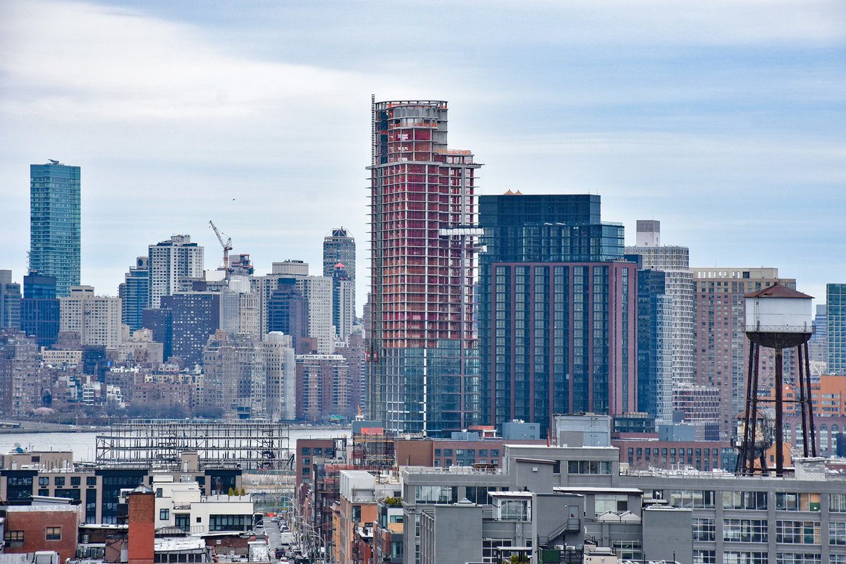 #GreenpointLandingF1 sheds its tower crane and cocoon system—and check out the façade installation progress! #tgnickel #construction #Brooklyn #Greenpoint #NYC