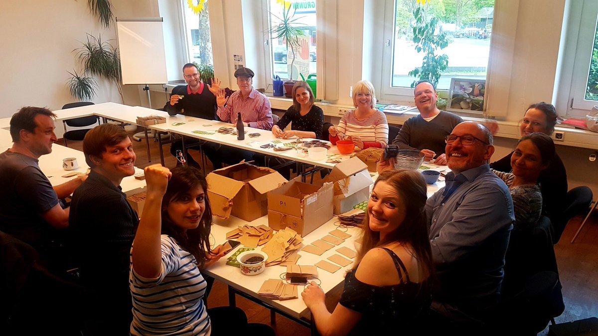 GrueneKoelnRat's tweet photo. Handarbeit in unserer Vorbereitung zur #Europawahl2019 : wir machen Teile unseres Wahlkampfmaterials noch selbst. Mit Liebe, Herz und guter Laune in Eigenproduktion und mit großem Dank an unsere Lindenthaler! 💪🏾💪🏽💪🏻 #besterKV https://t.co/eeSF6Tevn0