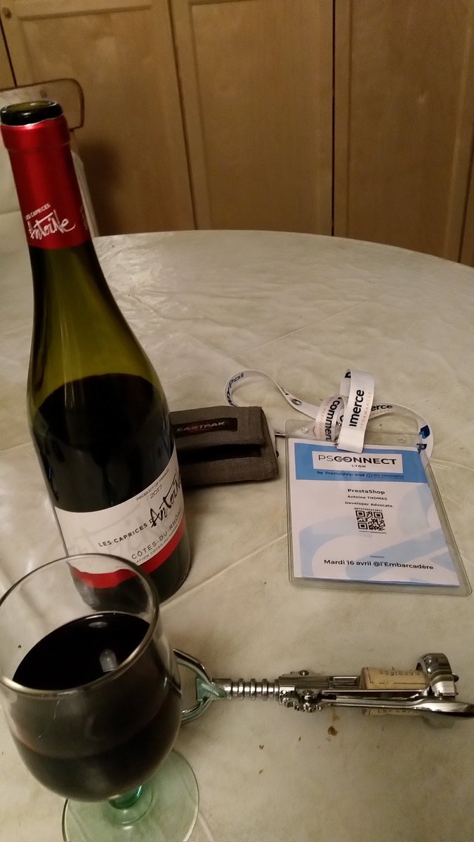 ttoine's tweet photo. Bien rentré après le #PSConnectLyon
Un bon verre de vin pour finir la soirée s'impose 😁 https://t.co/fe9PXFj5da