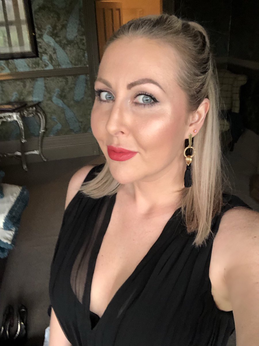 Liquor_Chick's tweet image. Champagne time, looking forward to an evening @MittonHall_  so good to be back 🥂🍾