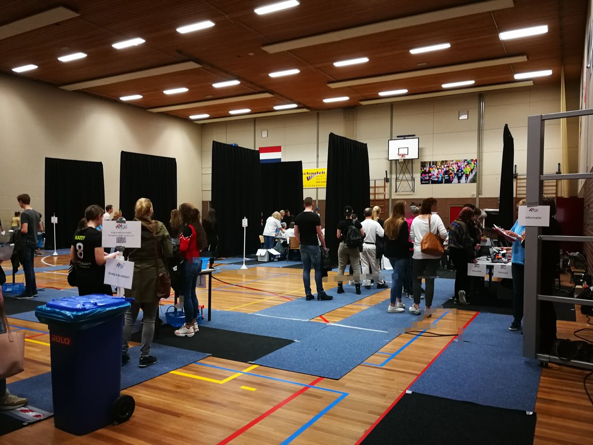 CJGapeldoorn's tweet photo. De eerste vaccinatie ronde tegen de meningokokken zieke was een succes. https://t.co/5ly3zCo8fD